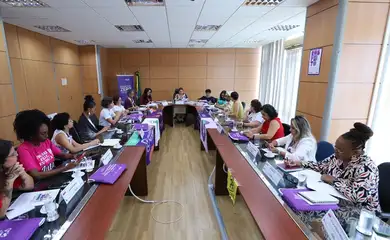 Movimento feminista entrega carta de protesto ao governo federal