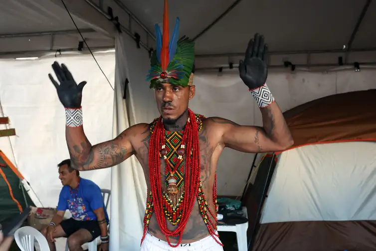 Valter Campanato/Agência Brasil Brasília (DF), 10/04/2026 - O indígena, Tapurumã Pataxó, no Acampamento Terra Livre - ATL 2026. Foto: Valter Campanato/Agência Brasil