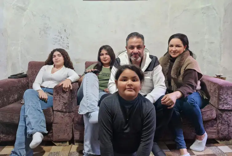 Brasília (DF), 20/03/2026 - FOTO DE ARQUIVO - Hussein Melhem, libanês naturalizado brasileiro, com sua esposa Cláudia Martins e filhas. Vivia na cidade de Tiro (ou Tyre), no litoral sul do Líbano. Foto: Hussein Melhem/Arquivo Pessoal