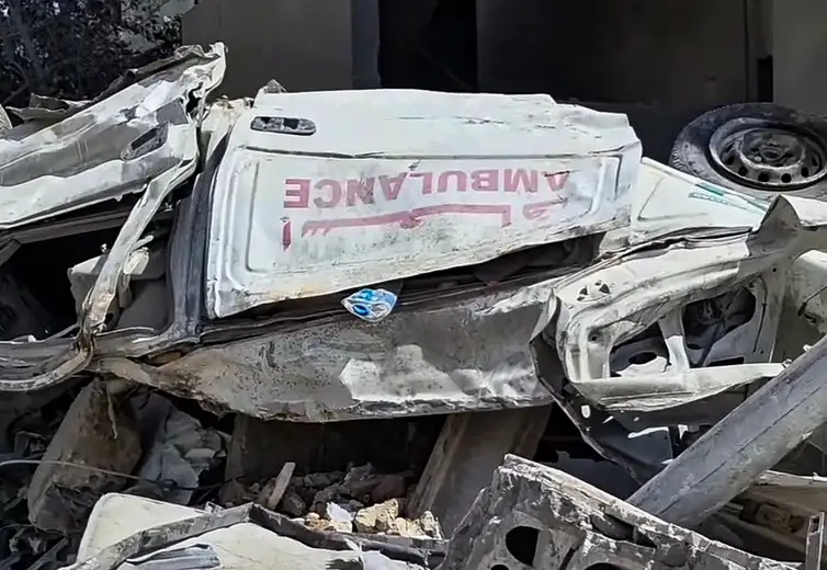 17/04/2026 - Uma das 116 ambulâncias destruídas por ataques israelenses. ONU alerta que esses incidentes são grave violação do direito internacional humanitário e comprometem seriamente o acesso da população aos serviços de saúde. Foto: Defesa Civil do Líbano 