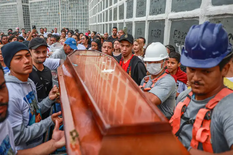 Joédson Alves/Agência Brasil Rio de Janeiro (RJ), 31/10/2025 – Sepultamento de Ravel Rios uma das vitimas da operação contenção, no cemitério de cemitério de Inhaúma.
Foto: Joédson Alves/Agência Brasil