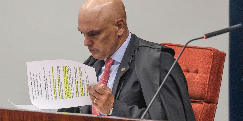 Moraes multa advogado em R$ 5 mil por comandos ocultos em petição no STF