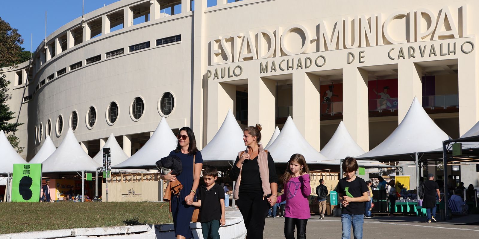 Feriado em SP tem programação gratuita em feira do livro no Pacaembu