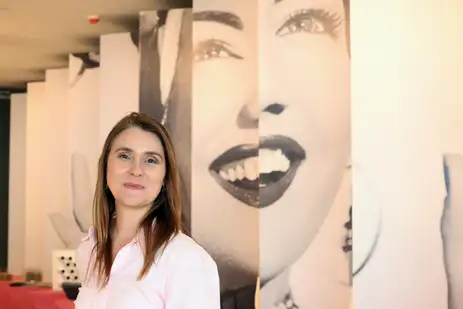 Rio de Janeiro (RJ), 08/05/2026 - A gerente de patrimônio e cultura da Fundação Roberto Marinho, Larissa Graça, foi uma das curadoras da exposição Arquitetura em cena, o MIS Copa antes da imagem e do som, no Museu da Imagem e do Som na Avenida Atlântica em Copacabana. Foto: Rovena Rosa/Agência Brasil
