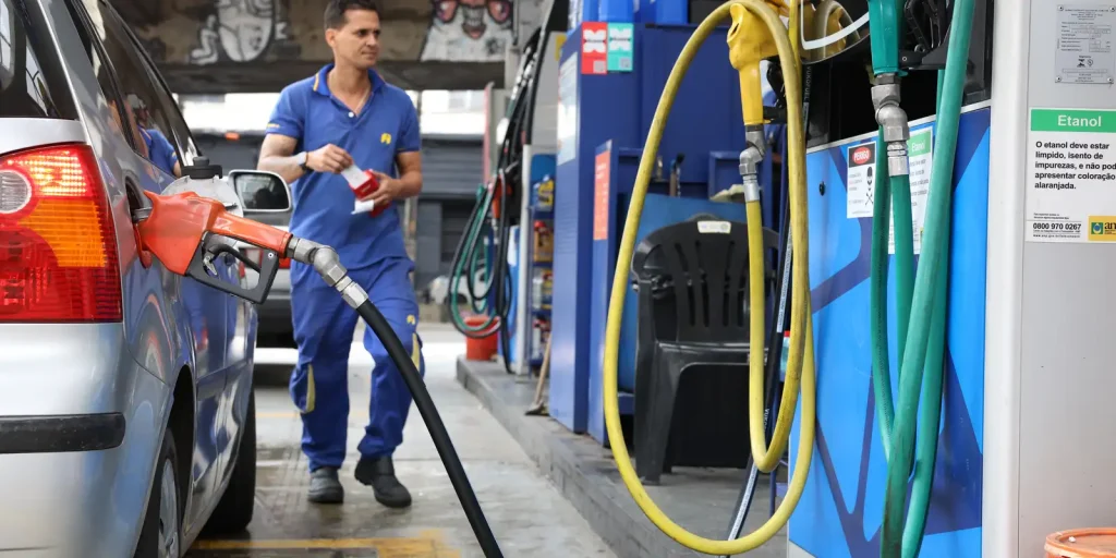 Governo estuda prorrogar subsídio de R$ 0,44 por litro da gasolina após nova alta do petróleo