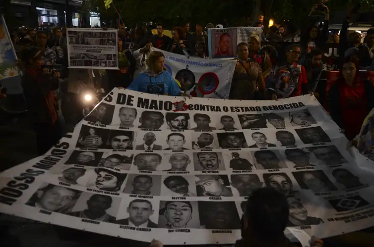 Rovena Rosa/Agência Brasil São Paulo - Uma caminhada pelas ruas do centro de São Paulo relembra os dez anos dos Crimes de Maio como ficou conhecida a série de ataques promovida por integrantes da facção criminosa Primeiro Comando da Capital e policiais, em maio de