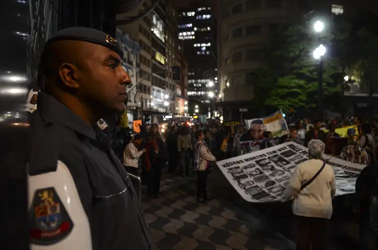 Rovena Rosa/Agência Brasil São Paulo - Uma caminhada pelas ruas do centro de São Paulo relembra os dez anos dos Crimes de Maio como ficou conhecida a série de ataques promovida por integrantes da facção criminosa Primeiro Comando da Capital e policiais, em maio de