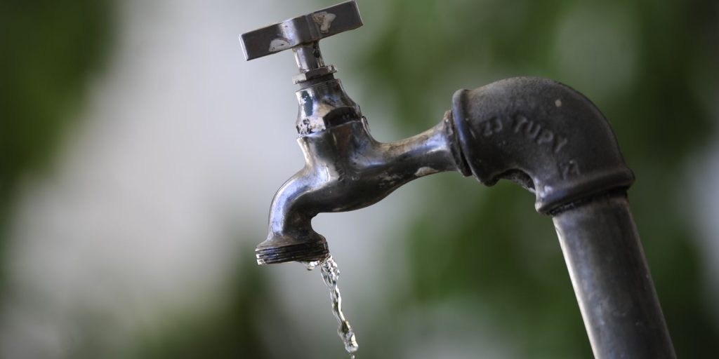 Calor intenso faz consumo de água disparar e derruba níveis dos reservatórios da Grande BH