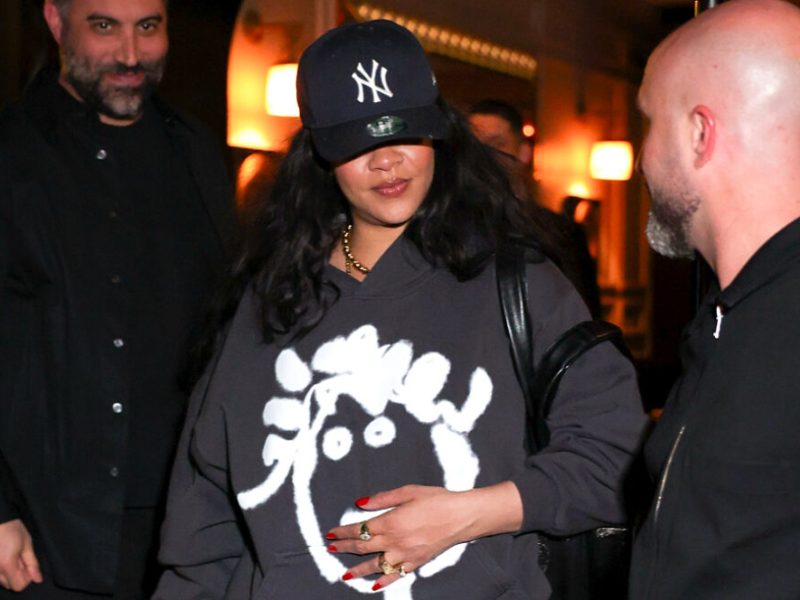 Rihanna usa sua arte de perfil @BadGalRiri no Instagram em um moletom enquanto está em Paris