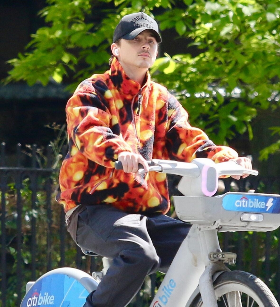 Passeio de bicicleta por Timothee Chalamet em Nova York