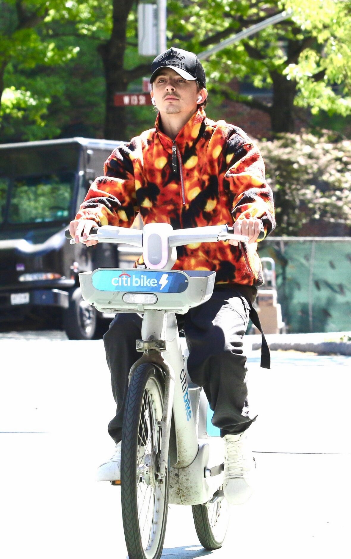 Passeio de bicicleta por Timothee Chalamet em Nova York
