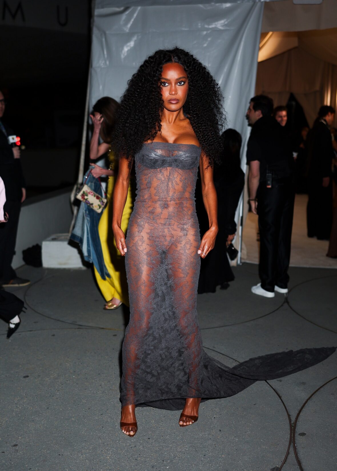 "Casa de verão" a membro do elenco Ciara Miller foi vista participando do evento anual CULT100 da CULTURED Magazine na cidade de Nova York