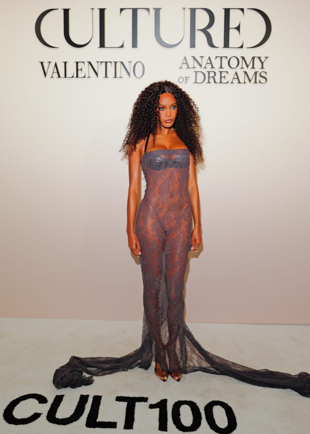 "Casa de verão" a membro do elenco Ciara Miller foi vista participando do evento anual CULT100 da CULTURED Magazine na cidade de Nova York