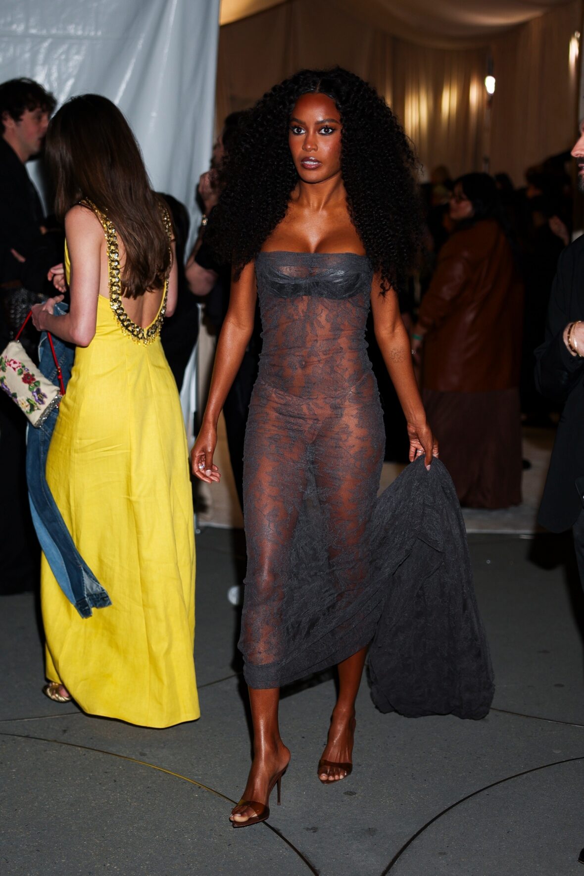 "Casa de verão" a membro do elenco Ciara Miller foi vista participando do evento anual CULT100 da CULTURED Magazine na cidade de Nova York