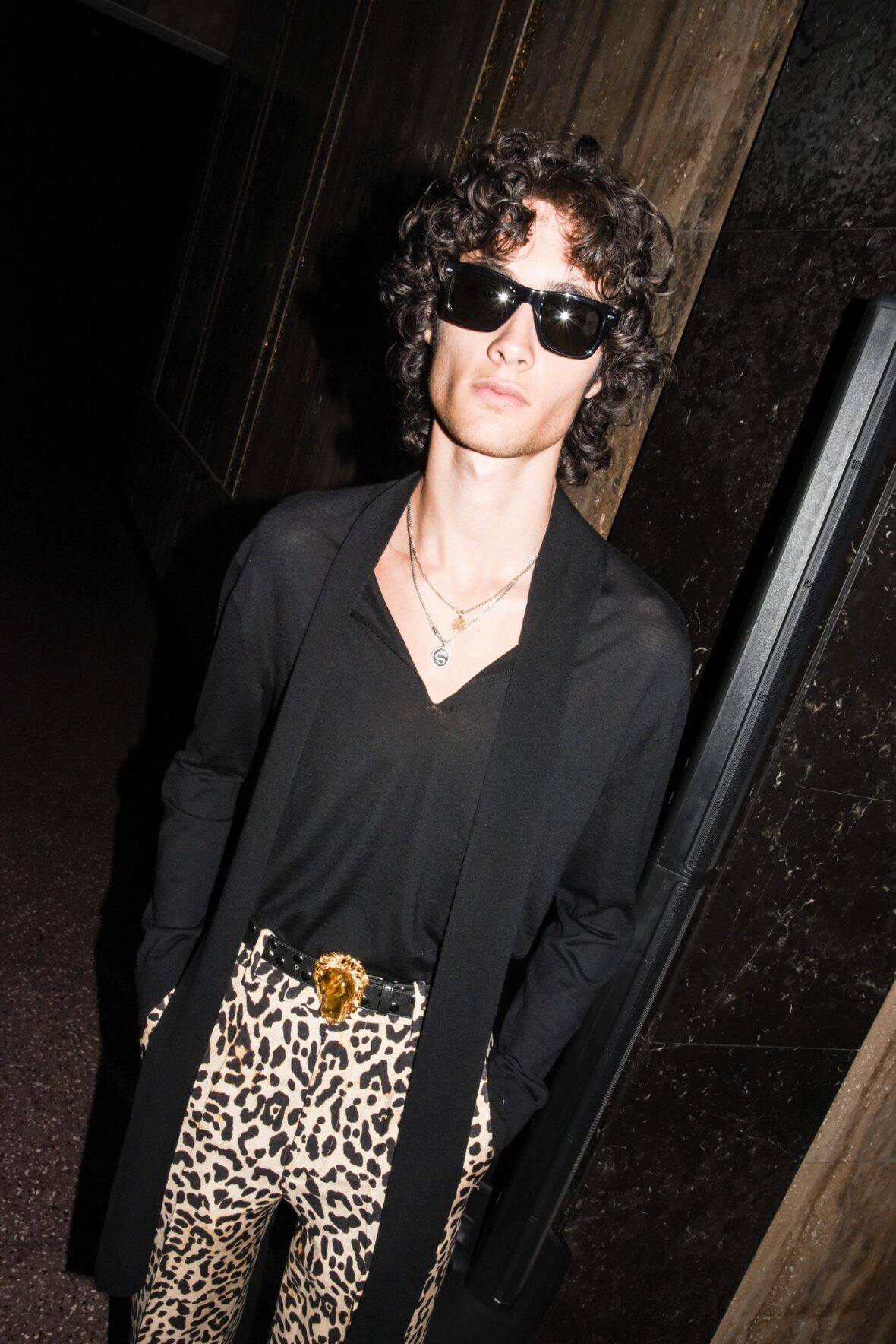 Sombr na festa de Valentino em Los Angeles com Alessandro Michele