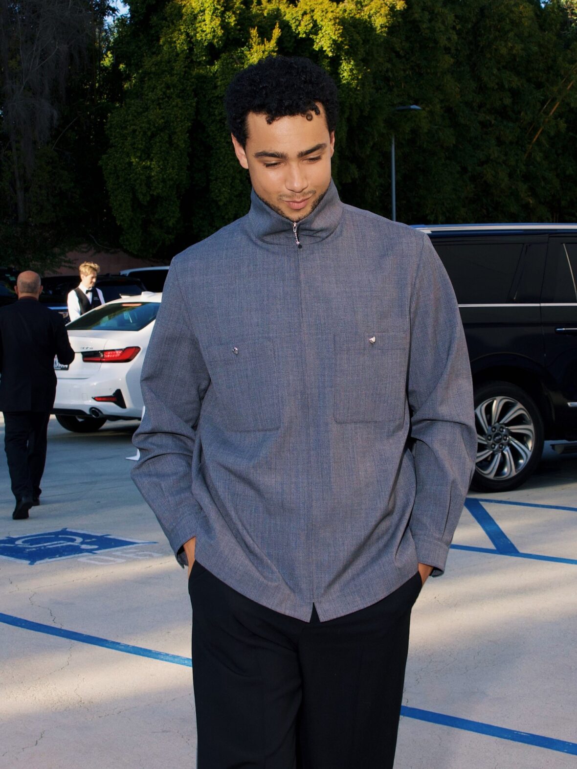 Archie Madekwe na festa de Valentino em Los Angeles com Alessandro Michele