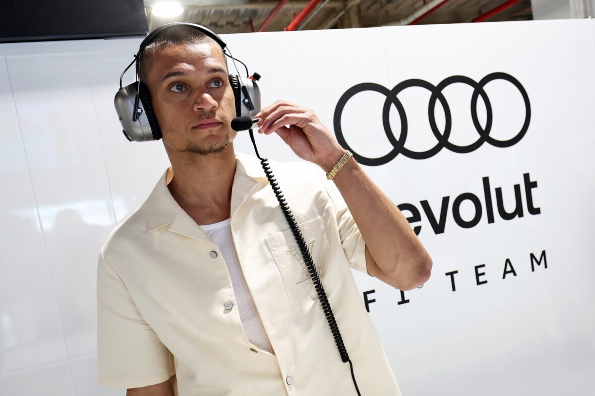 Chase Infiniti e Tyriq Withers na garagem da equipe Audi F1