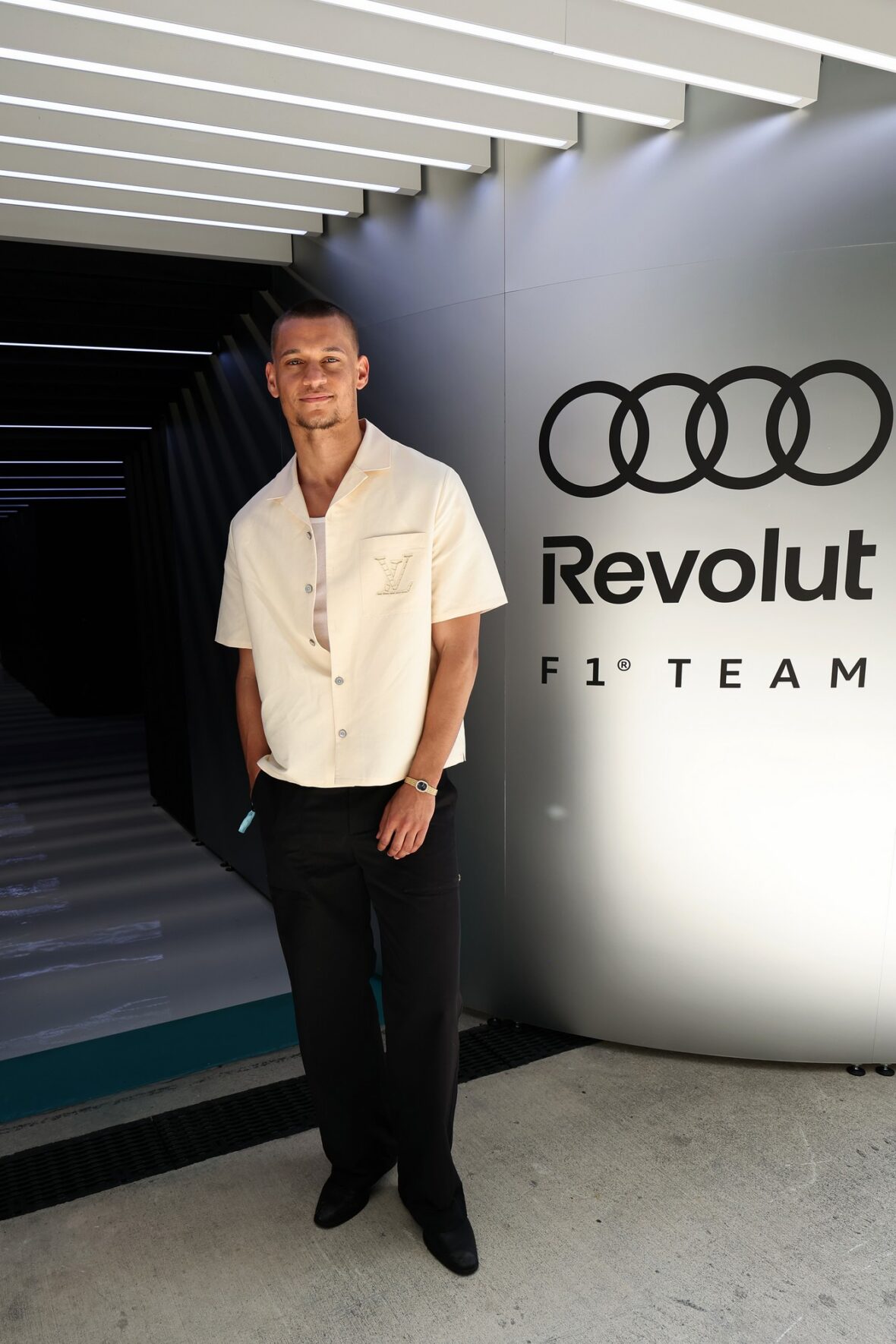 Chase Infiniti e Tyriq Withers na garagem da equipe Audi F1