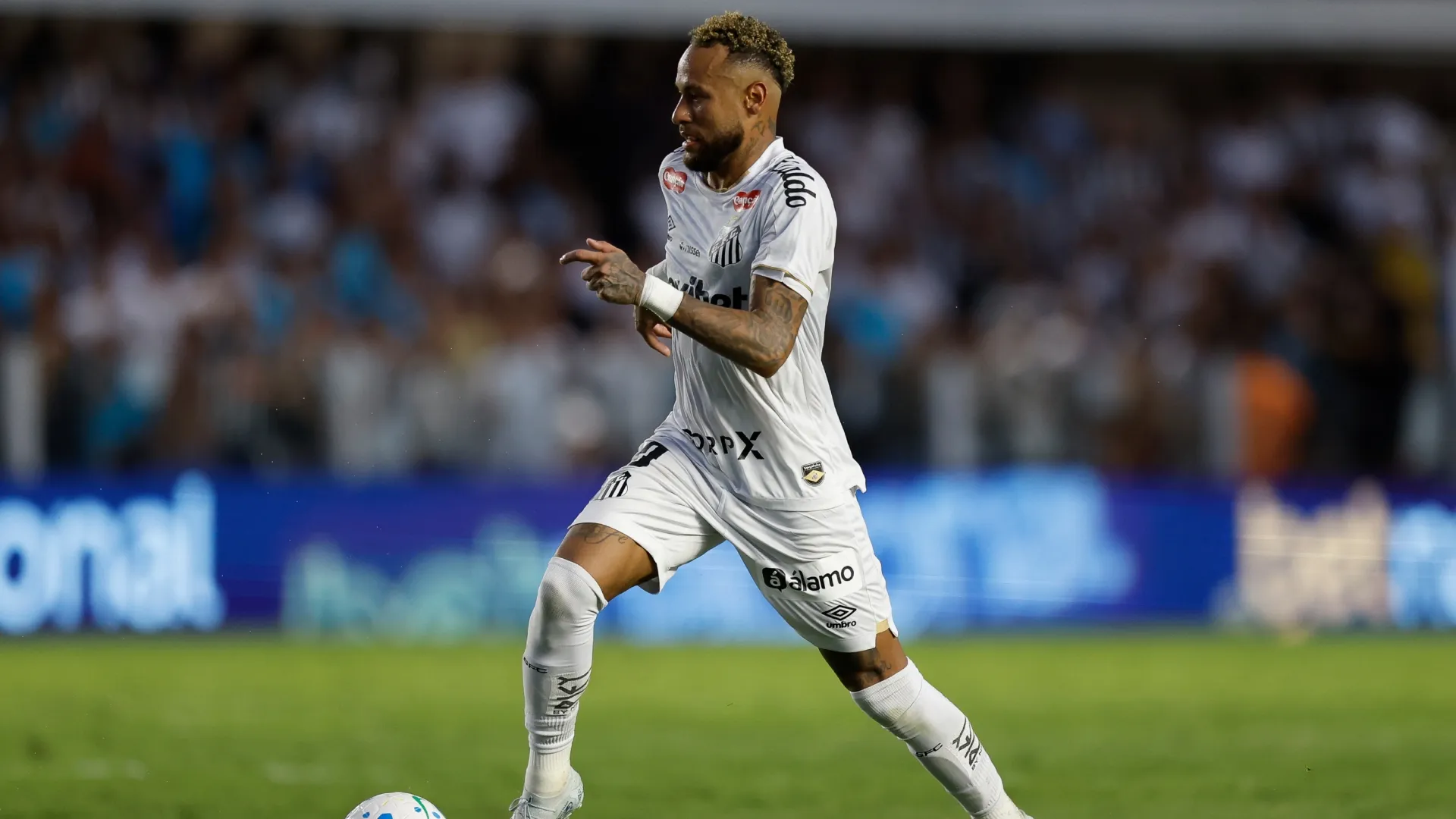 Neymar, do Santos, controla a bola.