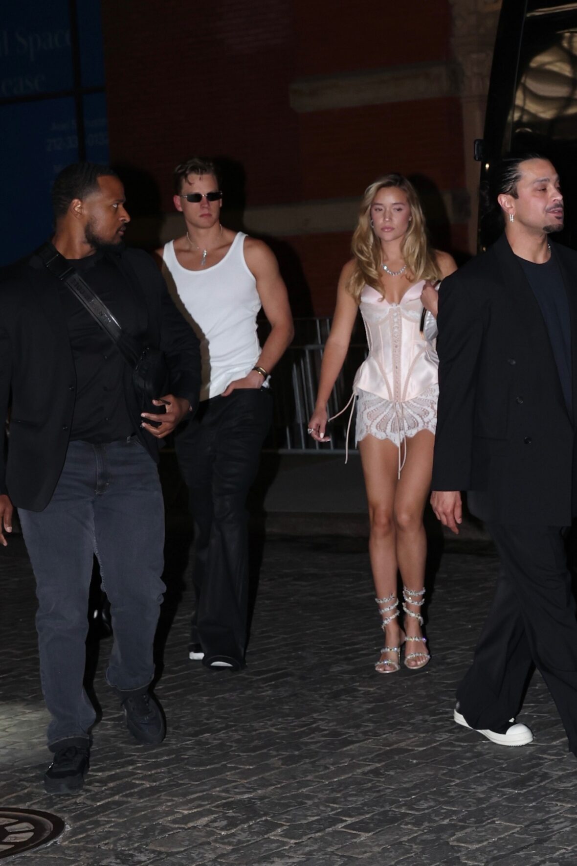 Joe Burrow e Olivia Ponton indo para o Met Gala depois da festa em 4 de maio em Nova York