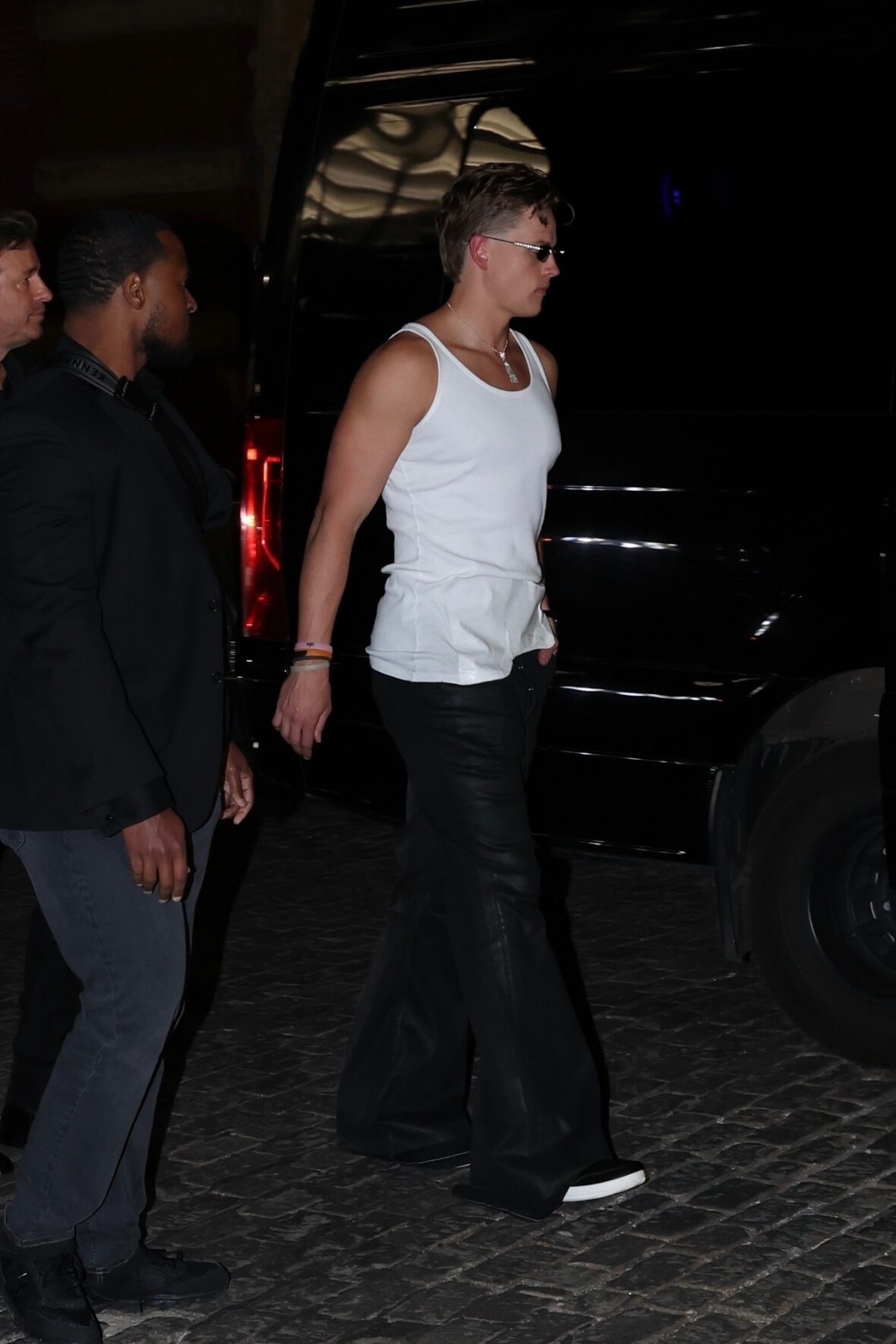 Joe Burrow e Olivia Ponton indo para o Met Gala depois da festa em 4 de maio em Nova York