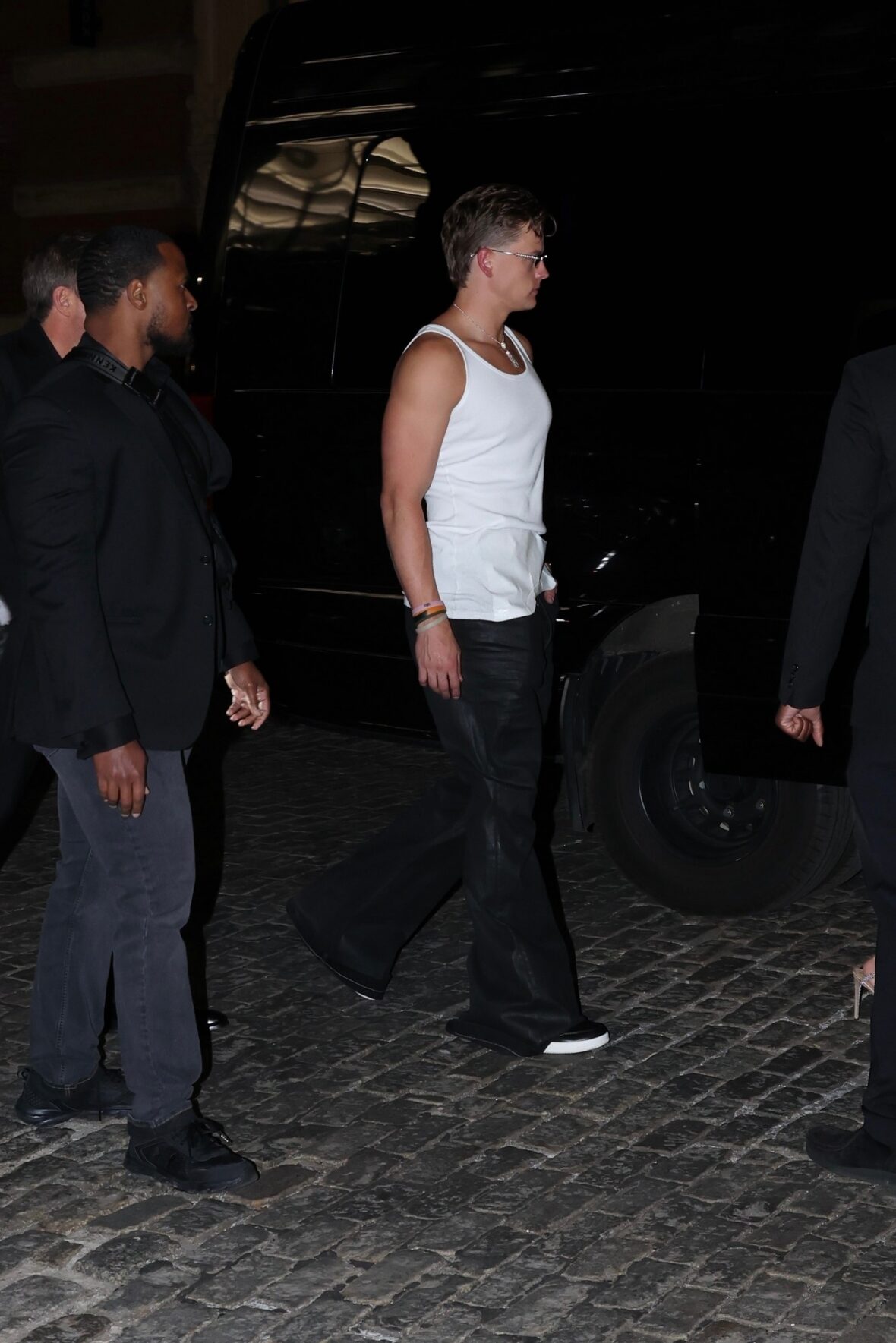 Joe Burrow e Olivia Ponton indo para o Met Gala depois da festa em 4 de maio em Nova York