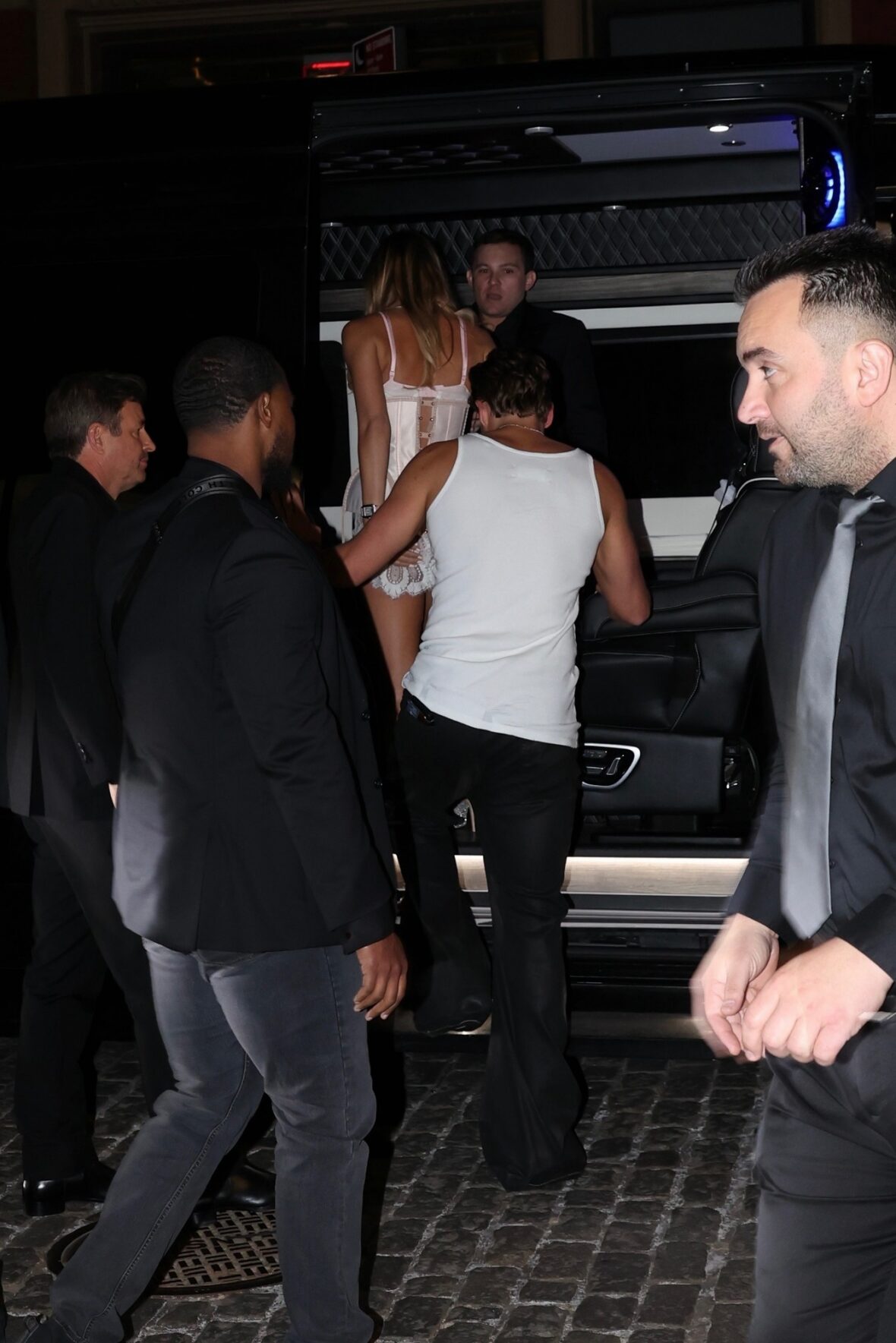 Joe Burrow e Olivia Ponton indo para o Met Gala depois da festa em 4 de maio em Nova York