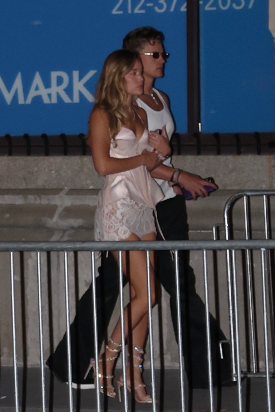 Joe Burrow e Olivia Ponton indo para o Met Gala depois da festa em 4 de maio em Nova York