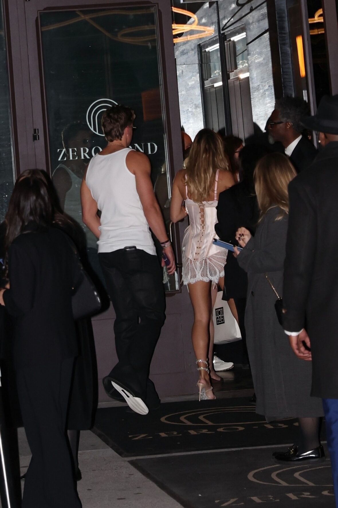 Joe Burrow e Olivia Ponton indo para o Met Gala depois da festa em 4 de maio em Nova York