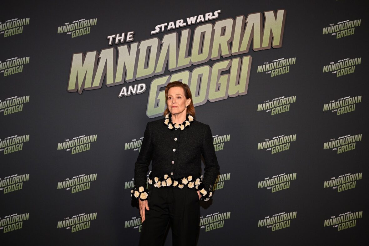 Sigourney Weaver e Pedro Pascal participam do 