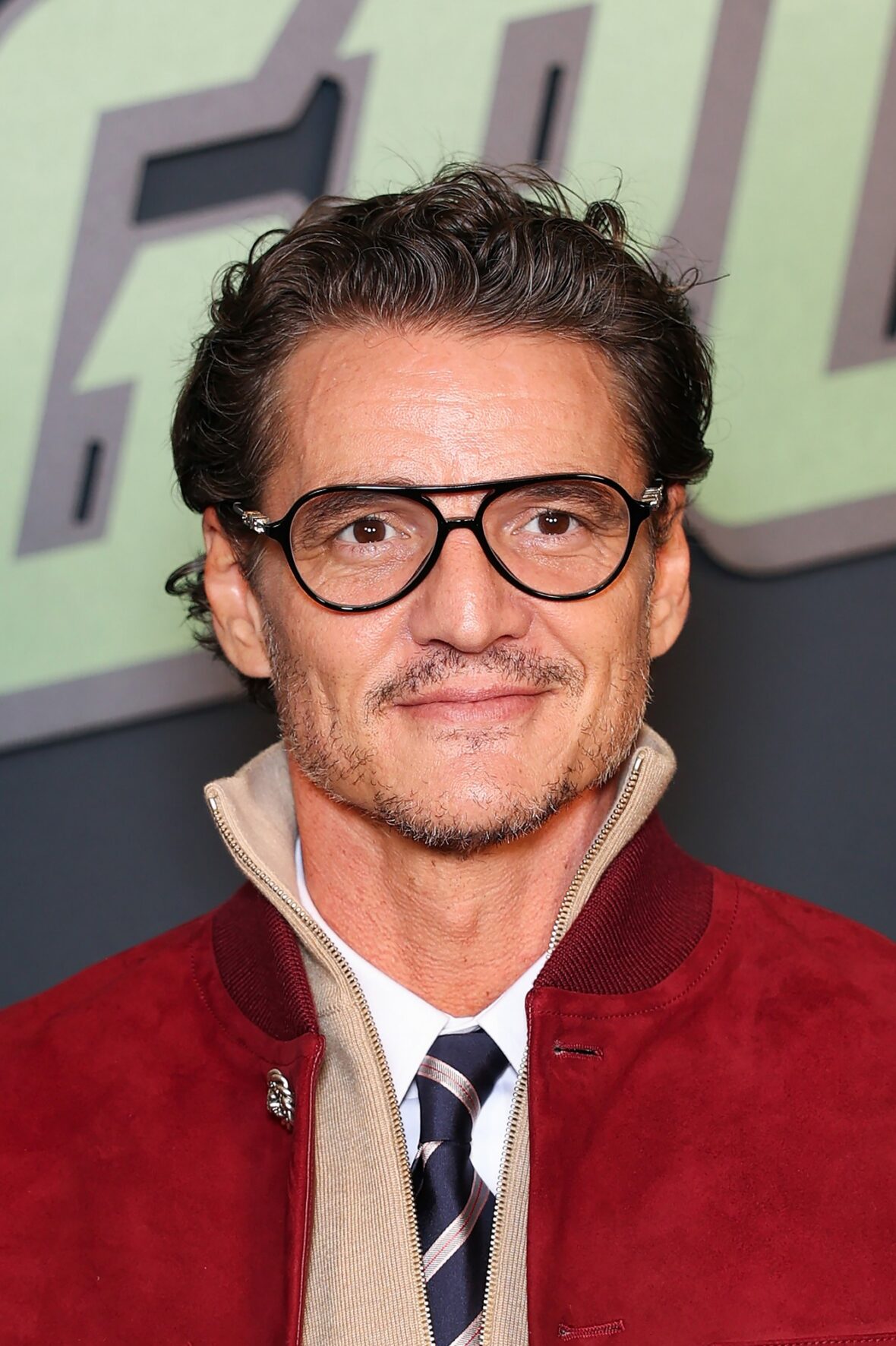 Pedro Pascal e Sigourney Weaver assistem à estreia em Paris de 