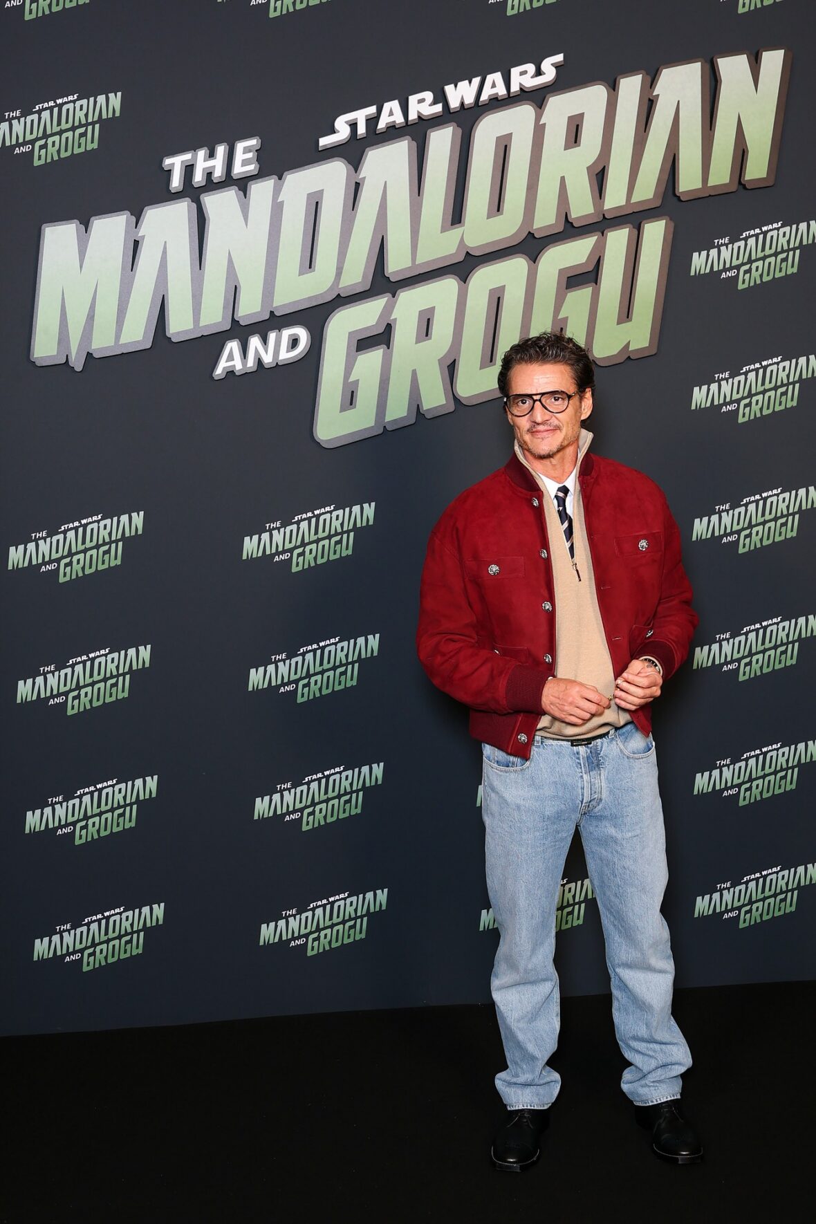 Pedro Pascal e Sigourney Weaver assistem à estreia em Paris de 