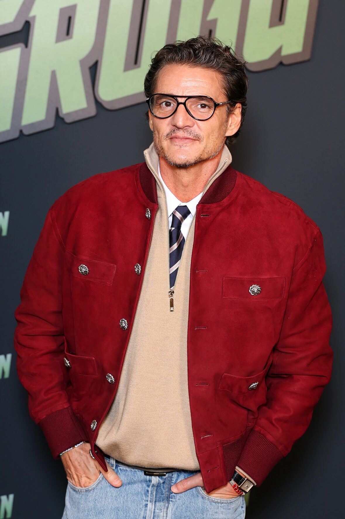 Pedro Pascal e Sigourney Weaver assistem à estreia em Paris de 