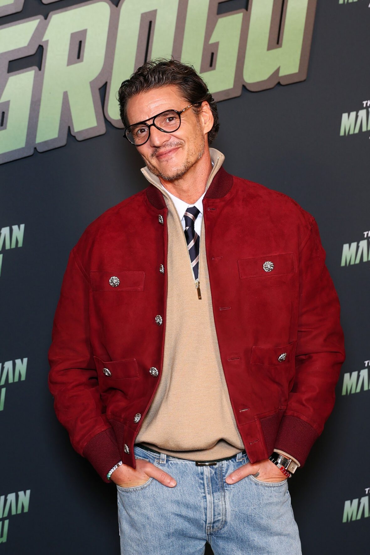Pedro Pascal e Sigourney Weaver assistem à estreia em Paris de 