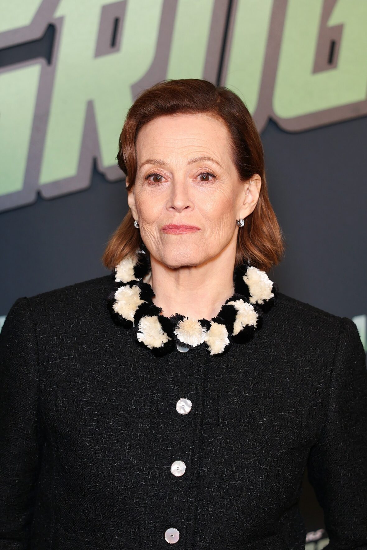 Pedro Pascal e Sigourney Weaver assistem à estreia em Paris de 