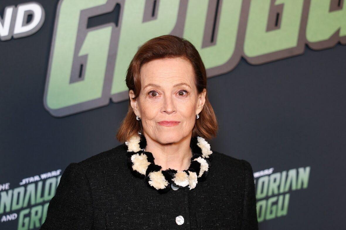 Pedro Pascal e Sigourney Weaver assistem à estreia em Paris de 