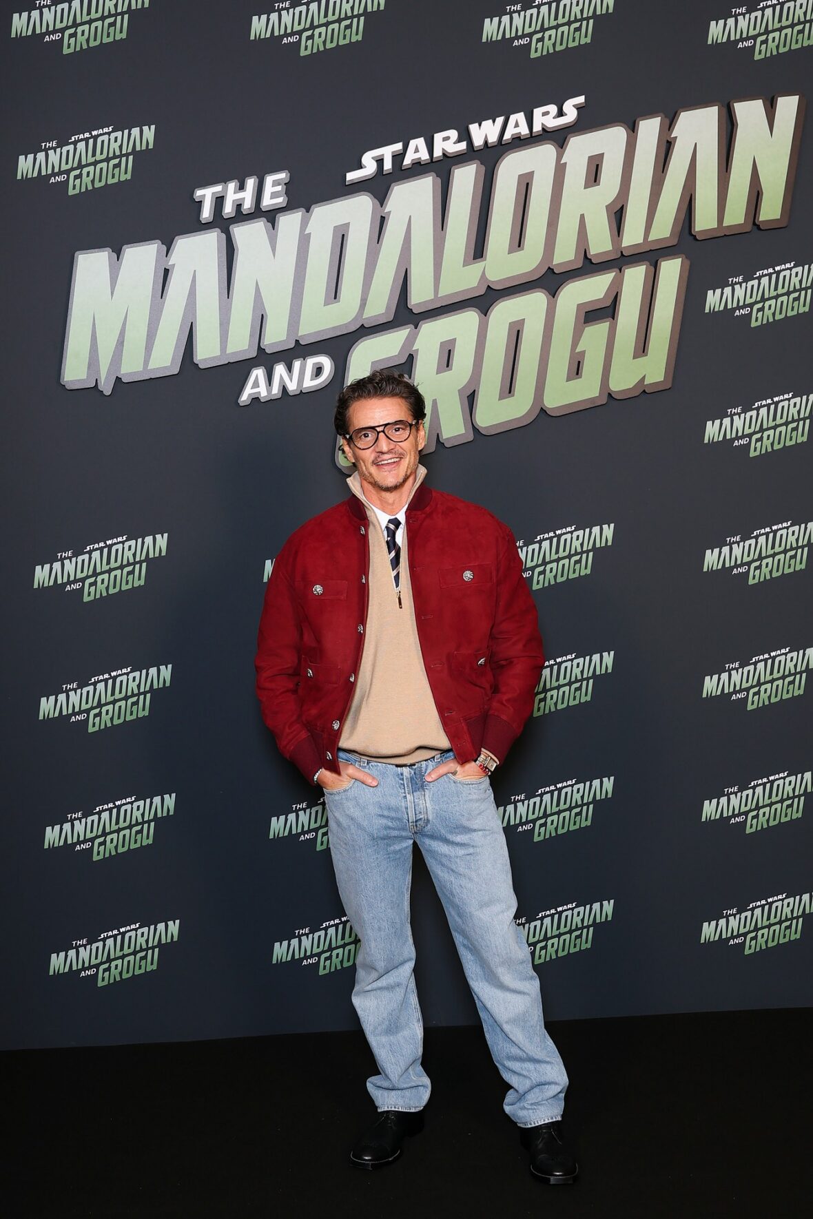 Pedro Pascal e Sigourney Weaver assistem à estreia em Paris de 