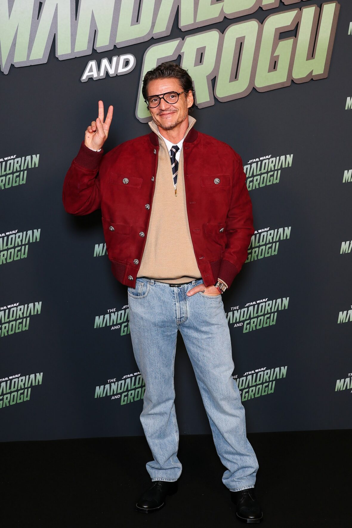 Pedro Pascal e Sigourney Weaver assistem à estreia em Paris de 