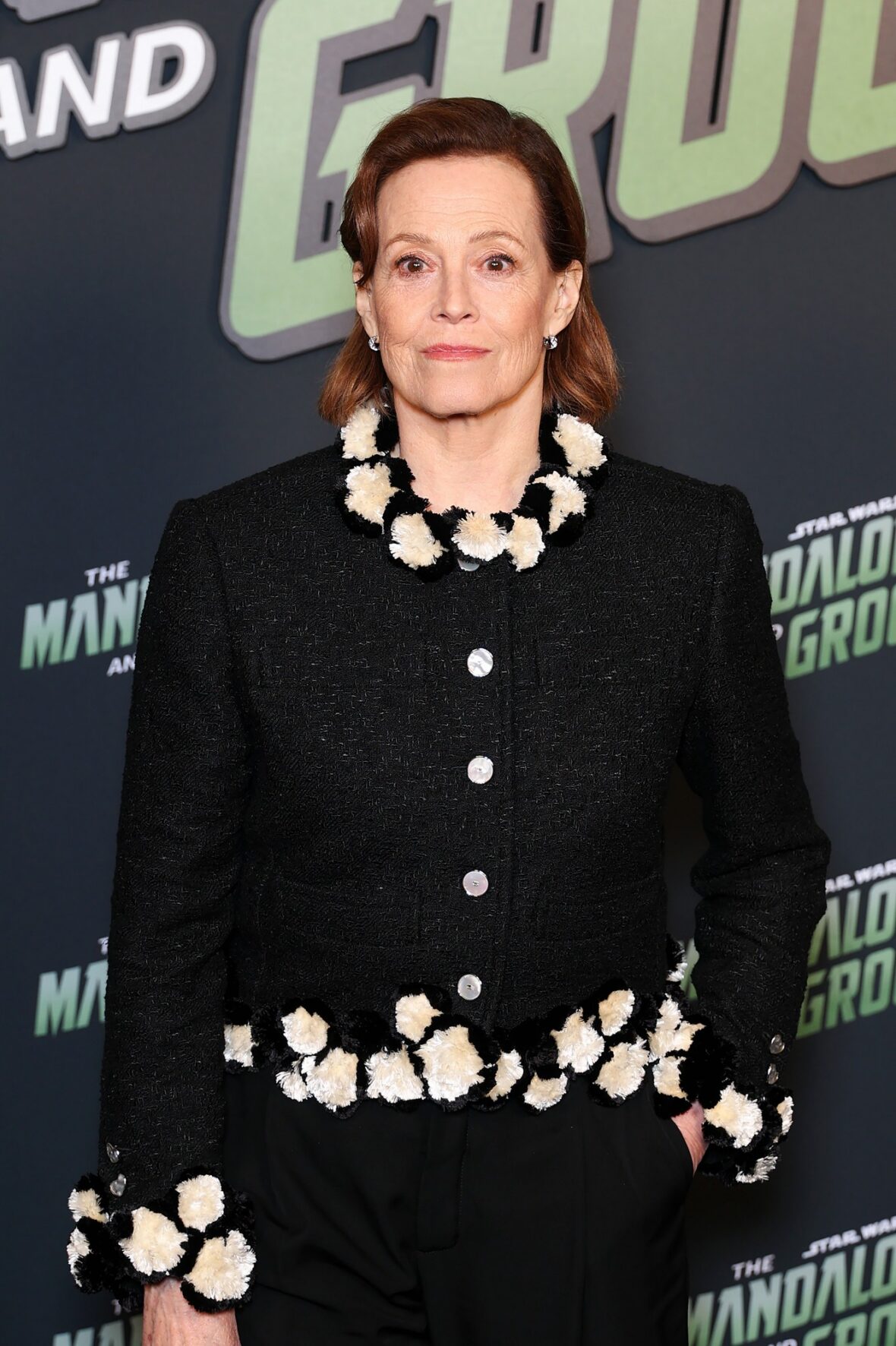 Pedro Pascal e Sigourney Weaver assistem à estreia em Paris de 