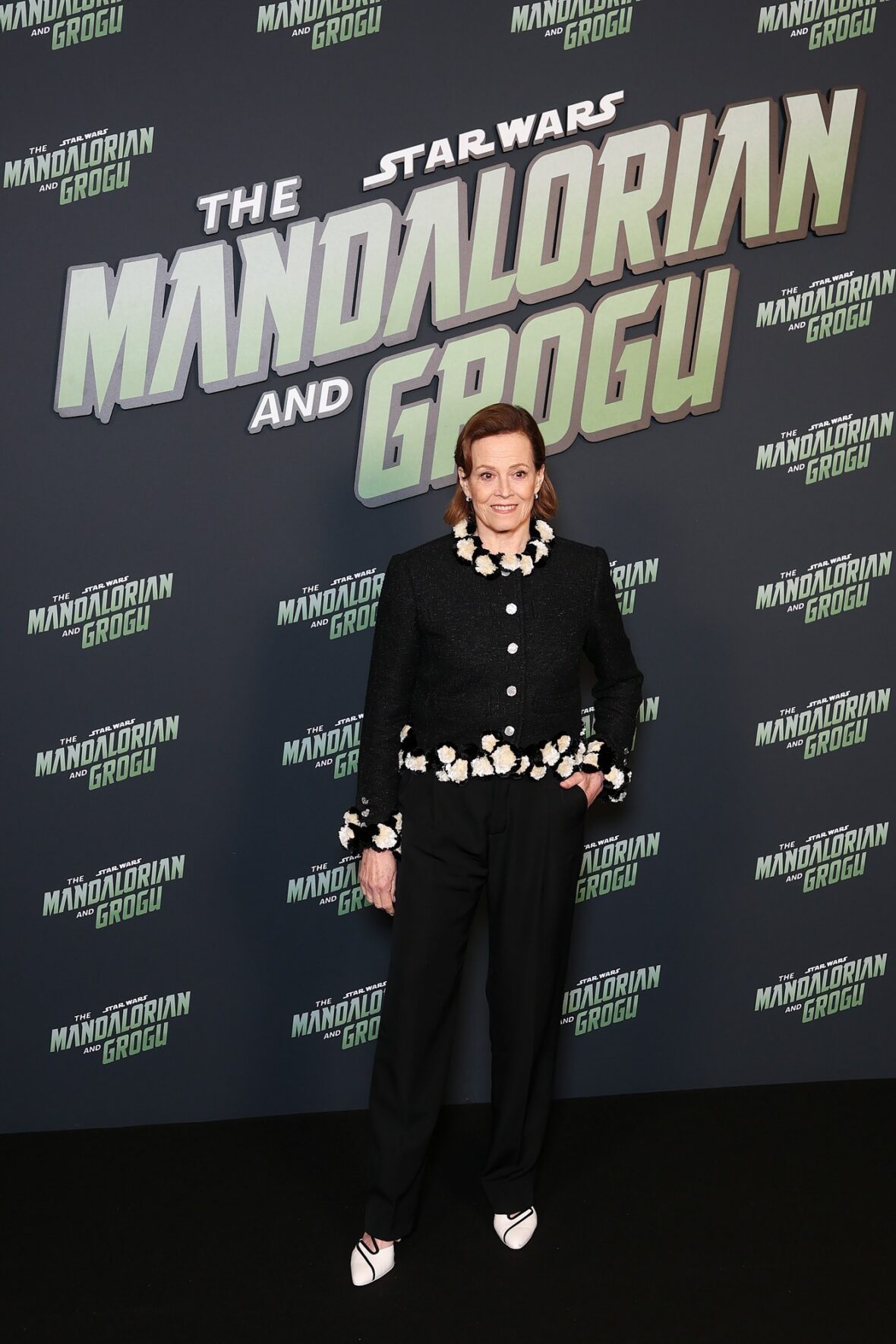 Pedro Pascal e Sigourney Weaver assistem à estreia em Paris de 