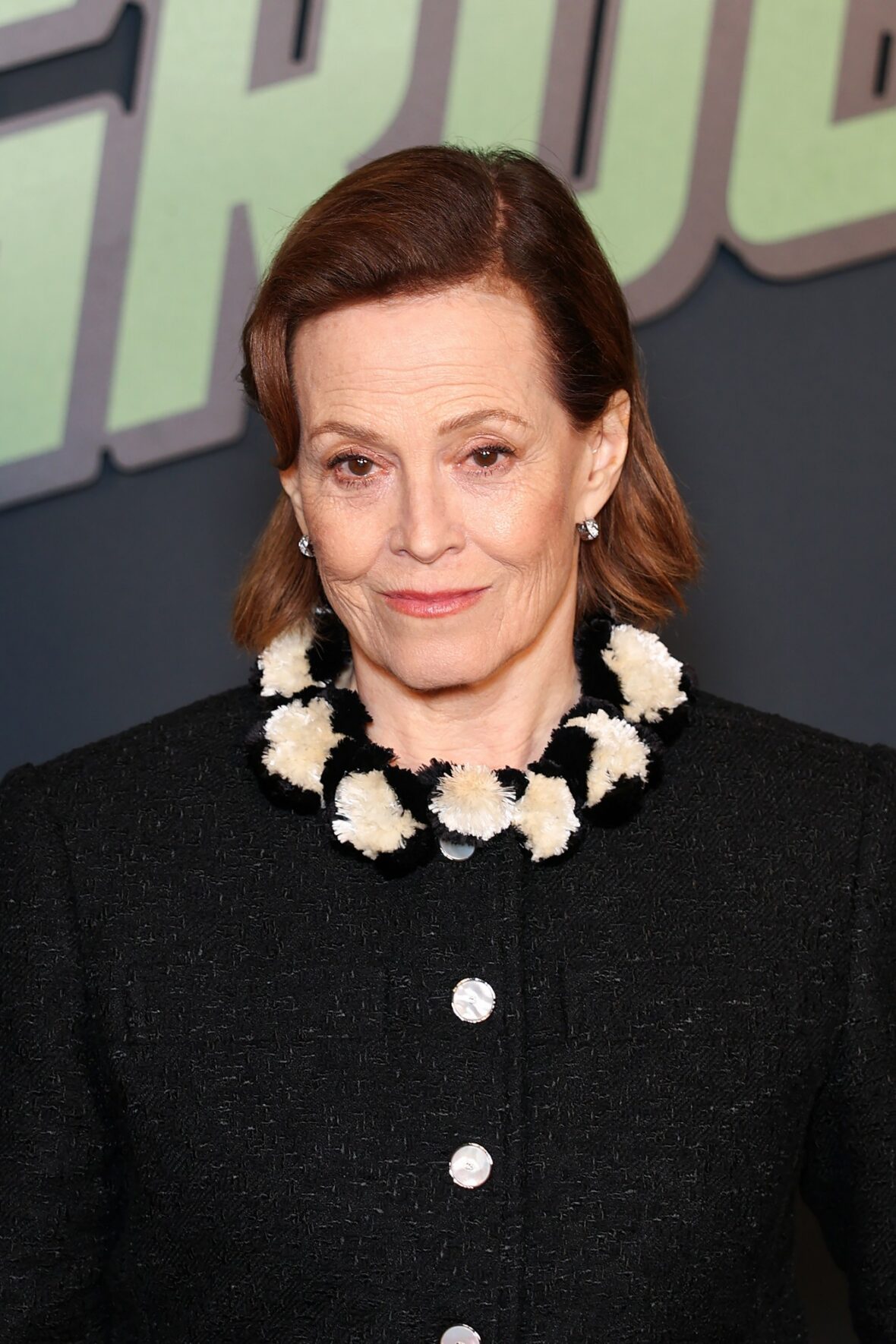 Pedro Pascal e Sigourney Weaver assistem à estreia em Paris de 