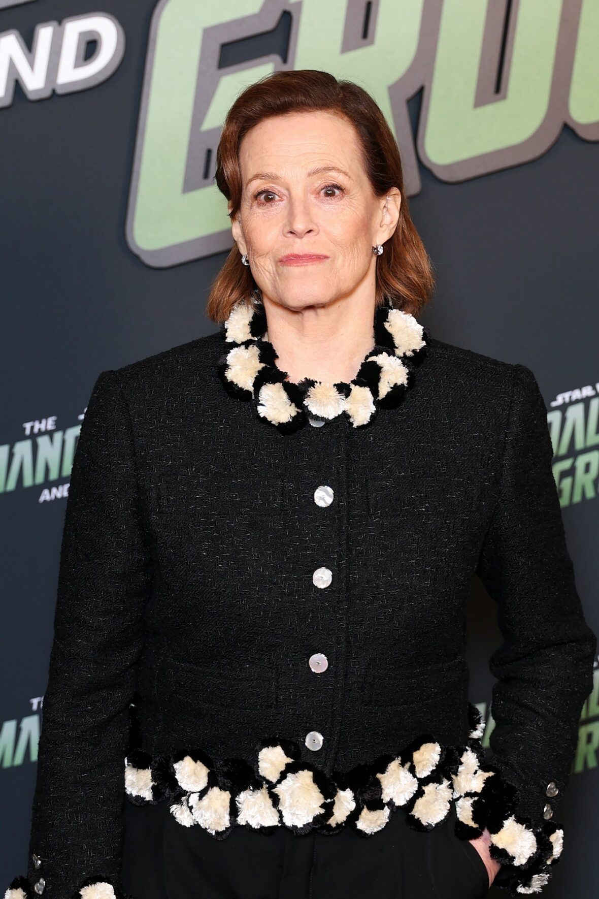 Pedro Pascal e Sigourney Weaver assistem à estreia em Paris de 