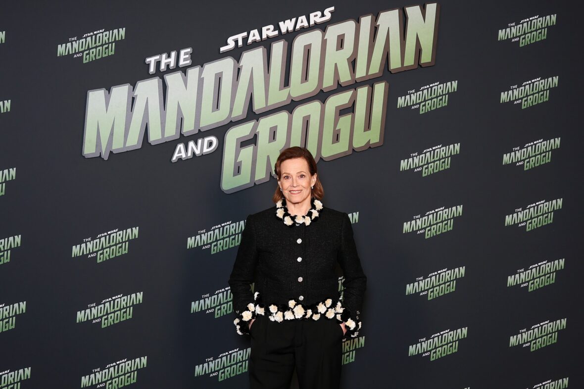 Pedro Pascal e Sigourney Weaver assistem à estreia em Paris de 