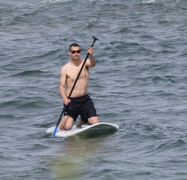Jack Antonoff na praia do Havaí