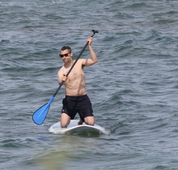 Jack Antonoff na praia do Havaí