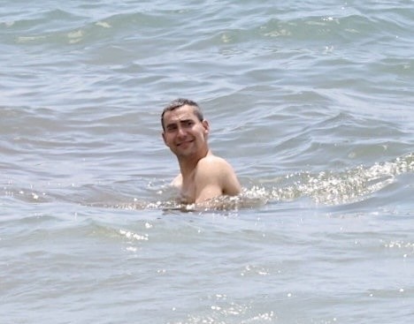 Jack Antonoff na praia do Havaí