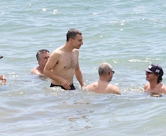 Jack Antonoff na praia do Havaí