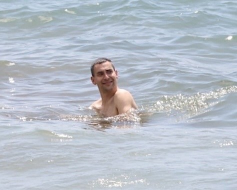Jack Antonoff na praia do Havaí