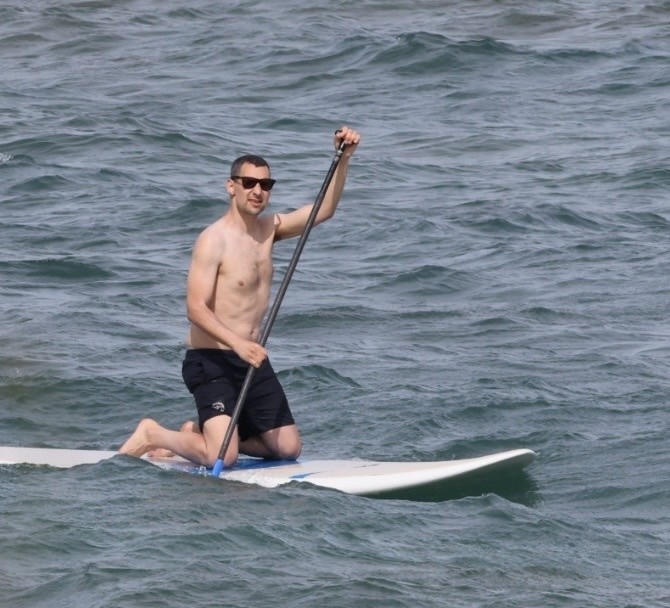 Jack Antonoff na praia do Havaí