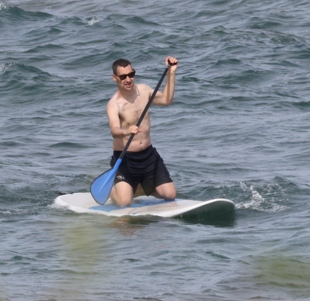Jack Antonoff na praia do Havaí
